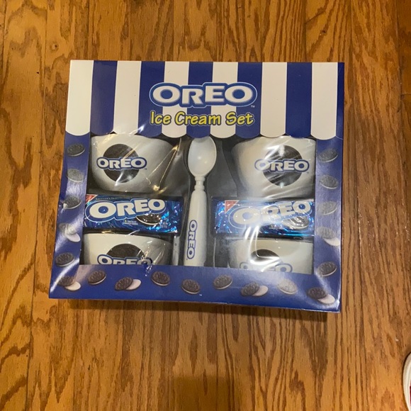 Oreo Other - NWT Oreo Ice Cream Set 4 Bowls and Ice Cream Scoop